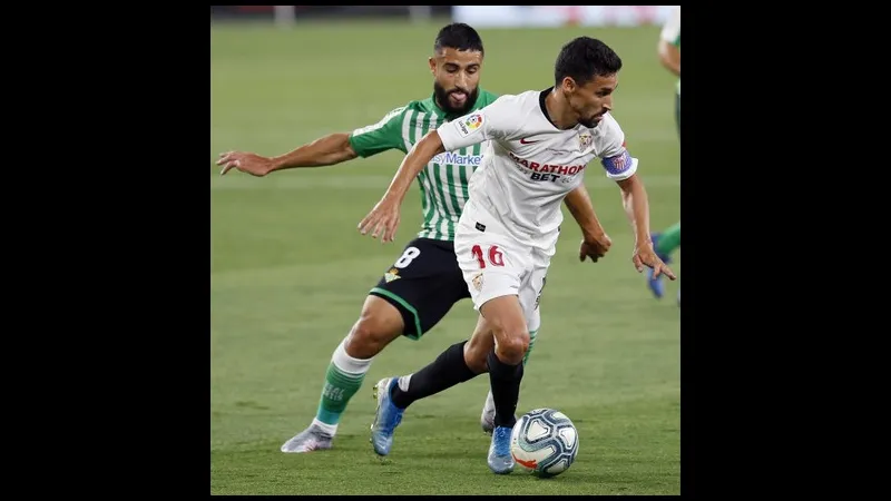 Cầu thủ của Sevilla tung cú sút mạnh trong trận đấu với Real Betis Cầu thủ của Sevilla tung cú sút mạnh trong trận đấu với Real Betis